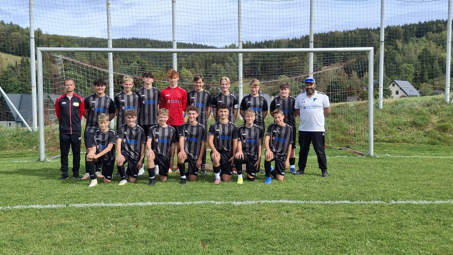 Mannschaftsfoto der U17 B-Jugend auf dem Fußballplatz vor einem Tor