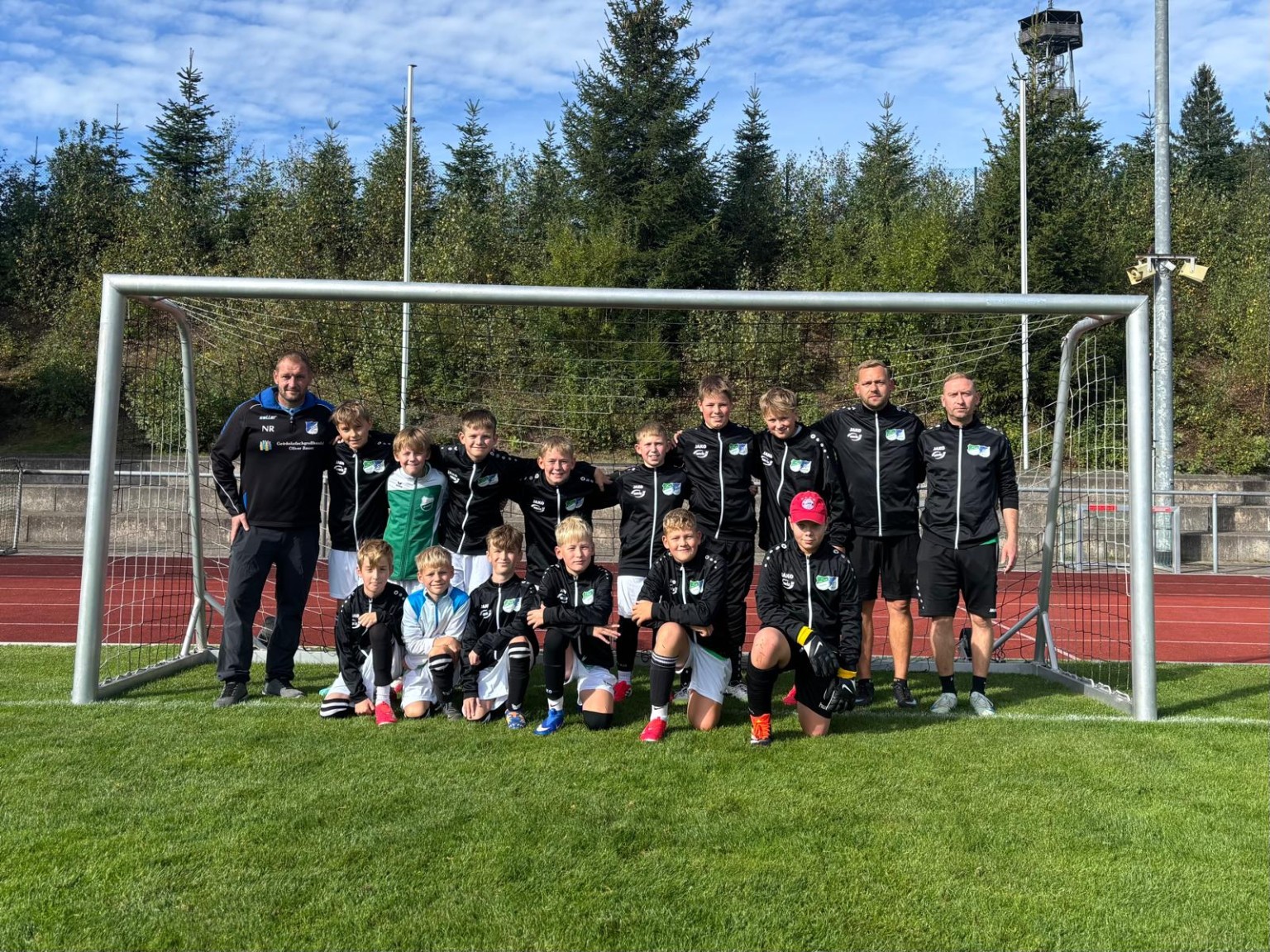 Mannschaftsfoto der U13 D-Jugend vor einem Fußballtor
